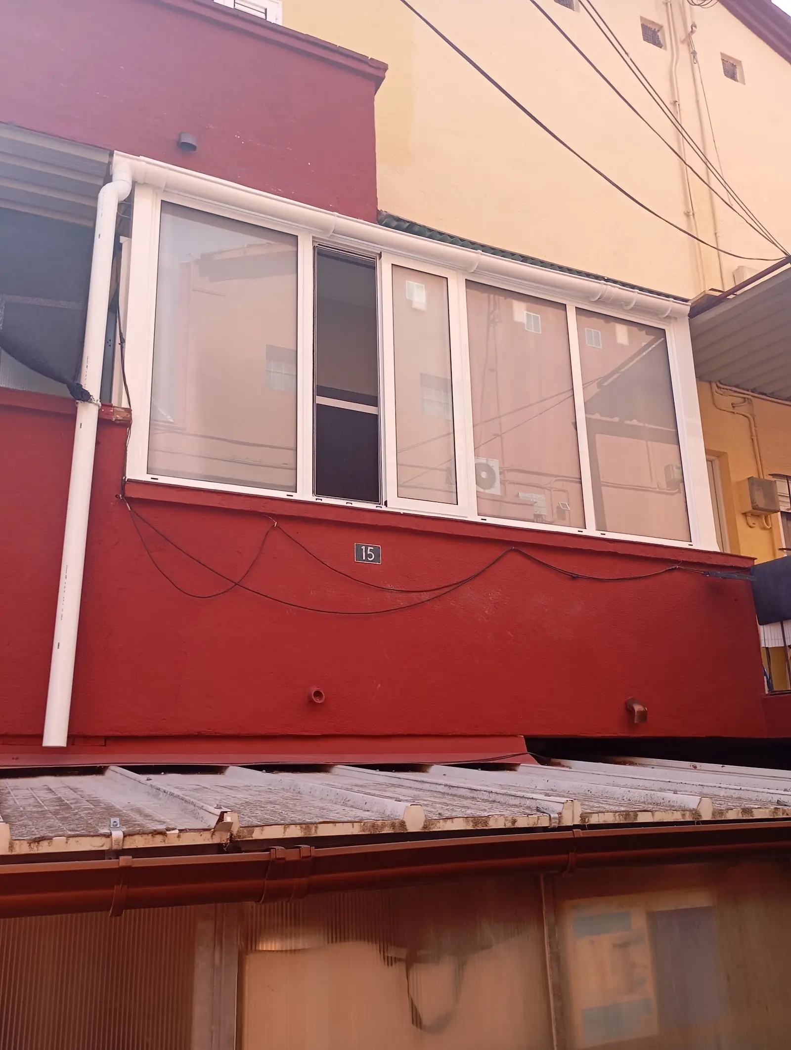 Ventana de madera a medida con acabado en el marco